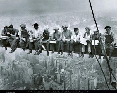 Bir Zamanlar Amerika New_York_Construction_Workers_Lunching_on_a_Crossbeam,_1932,_Charles_Ebbets1280479277