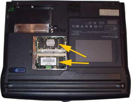Dizüstü bilgisayarın arkasındaki RAM kapağı