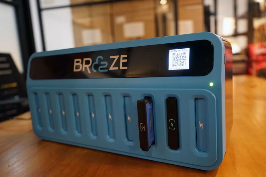 Breeze powerbank ile telefonları şarj etmeyi kolaylaştırıyor.