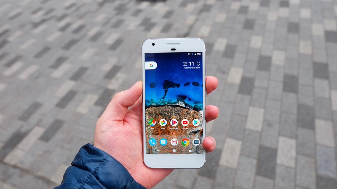 Смартфоны pixel. Смартфон Google Pixel 32gb. Смартфон Google Pixel 1. Google Pixel 6 в руке. Гугл пиксель 1 в руке.