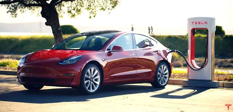 Tesla uyarı sistemi sayesinde kullanıcılar yayalar ile konuşabilecek