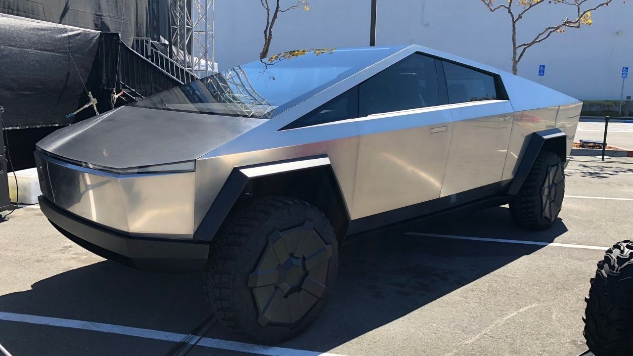 tesla-cybertruck-otoparkta-sergilendi-atv-roadster-semi