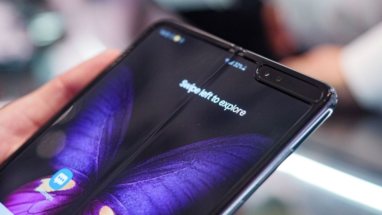 Samsung uc katlanabilir ekranli telefon 00