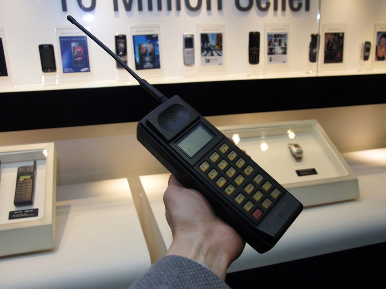 S100 телефон. Samsung sh-100. Samsung sh-100 1988. Samsung sh 100 телефон. Первые самсунги sh 100.